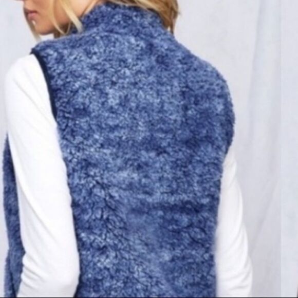 Reversible Sherpa Vest - Picture 9 of 16
